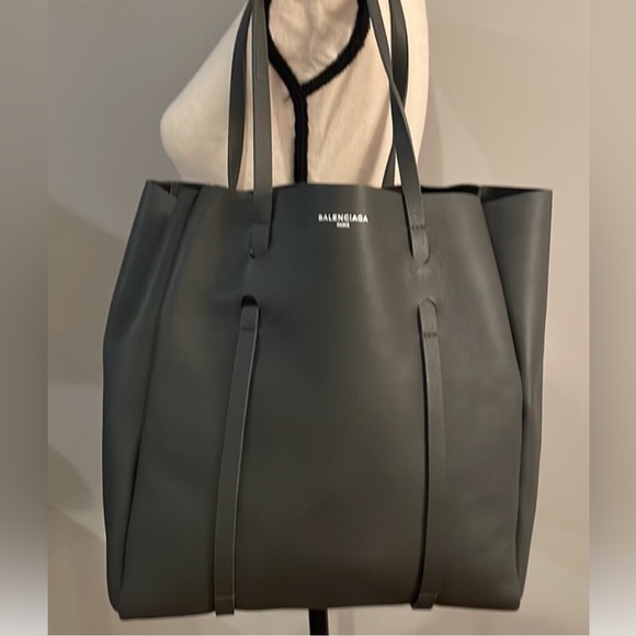 Balenciaga everyday tote bag. Grey. Logo w documentation. Excellent cond… - Picture 11 of 11